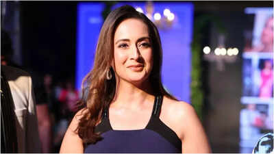When Preeti Jhangiani recalled Shah Rukh sitting on the floor, chatting with a spot boy, revealed, ‘No star treatment’ on ‘Mohabbatein’ sets |