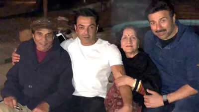 RARE moment from New Year’s Eve with Dharmendra, Parkash Kaur, Sunny and Bobby |