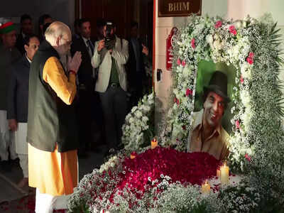 Amit Shah pays floral tribute to Dharmendra at his prayer meet in Delhi | India News