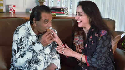 Hema Malini breaks down at Dharmendra’s prayer meet in Mathura, calls it an ‘inconsolable shock’, daughters Esha Deol and Ahana Deol absent due to personal reasons |
