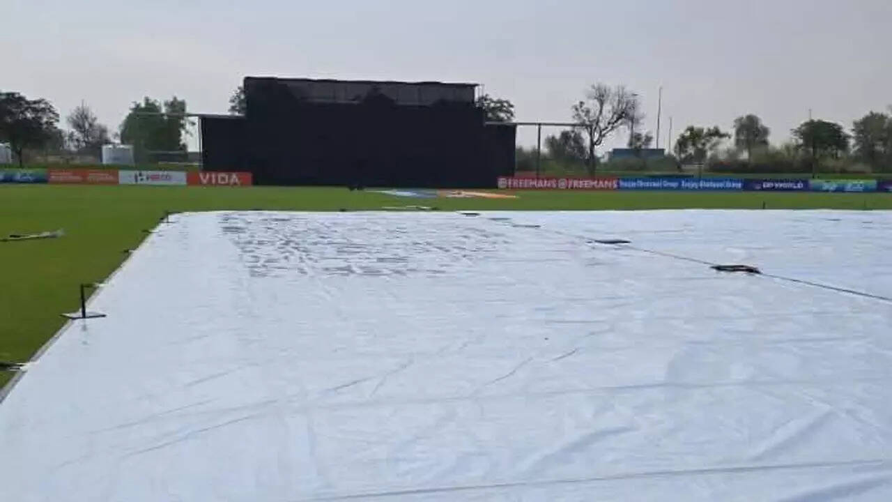 Rain, wet conditions delay toss in Dubai