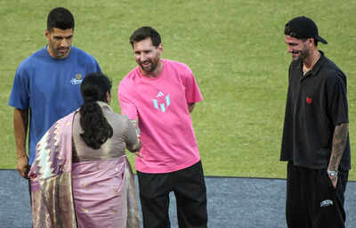 ‘AQI, AQI’ chants erupt as Lionel Messi welcomed in Delhi, crowd targets CM Rekha Gupta – Watch | Football News