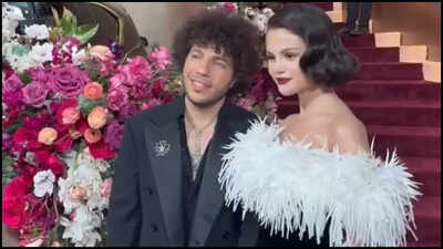 Selena Gomez and Benny Blanco share a sweet moment at the Golden Globes red carpet |