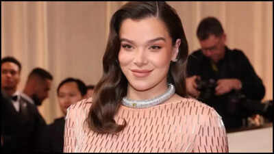 “Sinners’ star Hailee Steinfeld debuts her baby bump on Golden Globes red carpet – PICS |