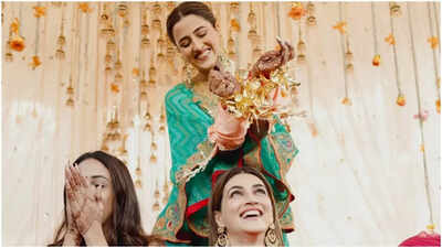 Nupur Sanon’s kaleera falls on Kriti Sanon at choora ceremony in NEW photos from Udaipur wedding festivities with Stebin Ben | Hindi Movie News