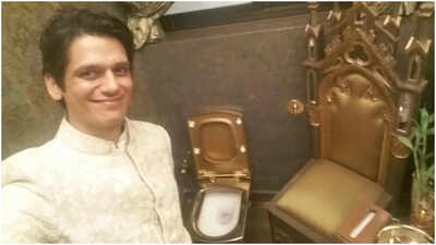 Vijay Varma’s 2016 selfie with Amitabh Bachchan’s ‘golden toilet’ is epic throwback; tags,it as ‘milestone year’ | Hindi Movie News