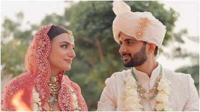 Singer Prakriti Kakar marries entrepreneur Vinay Anand in Jaipur; drops beautiful from wedding ceremony | Hindi Movie News