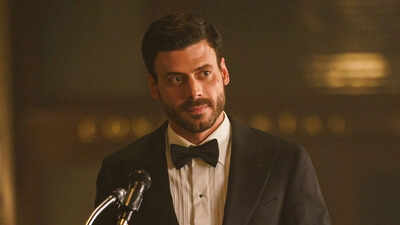 ‘Heated Rivalry’ star François Arnaud reveals the actress who slid into his DMs