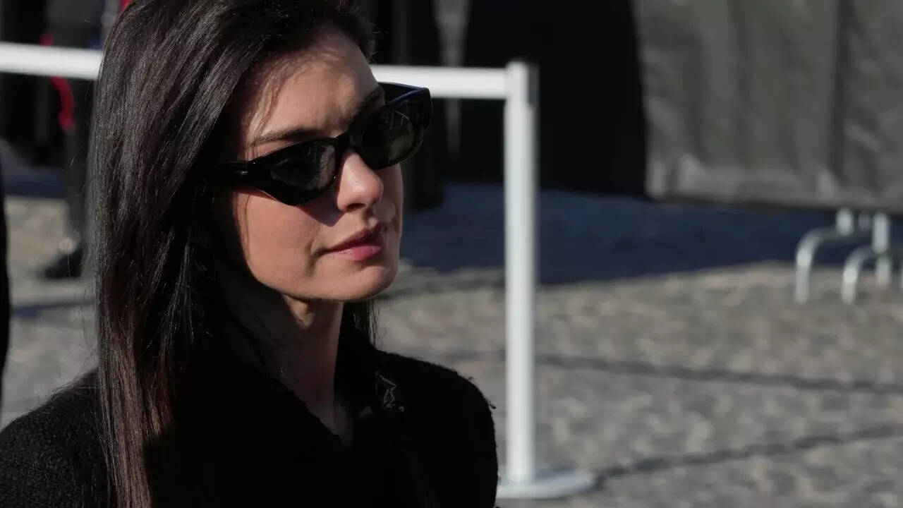 Anne Hathaway heartbroken over Valentino’s demise; actress reacts to clip from fashion icon’s Rome funeral |