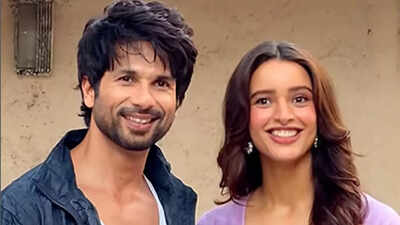 O Romeo’: Shahid Kapoor swarmed on stage; gets mobbed at song launch of ‘Paan Ki Dukaan’ | Hindi Movie News