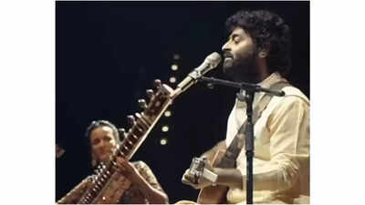 Singer Arijit Singh returns to the stage, appears at FIRST live show post playback retirement | Hindi Movie News
