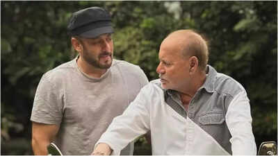 Salman Khan Father Health News: Salim Khan hospitalised: Salman Khan spotted at Lilavati- Check video |