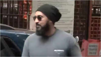 Raj Kundra appears before court after being summoned in a money laundering case, greets paparazzi with smile | Hindi Movie News