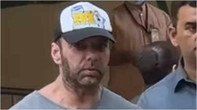 Sohail Khan visits father Salim Khan at Lilavati hospital – Watch VIDEO | Hindi Movie News