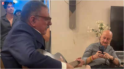 Boman Irani singing ‘Give Me Sunshine’ to celebrate his friend Anupam Kher’s birthday will melt your hearts – Video | Hindi Movie News