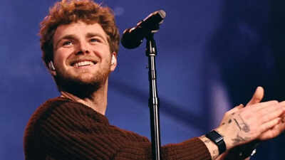 Alex Warren dedicates Artist of the Year Win to late parents at 2026 iHeartRadio Music Awards: ‘I know you’re watching’ |