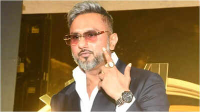 Yo Yo Honey Singh’s Mumbai concert turns chaotic; female fan tries to scale the gate, clashes with security – watch video | Hindi Movie News
