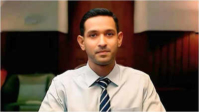 Vikrant Massey flags restaurant’s illegal service charge through SM post, deletes it later | Hindi Movie News