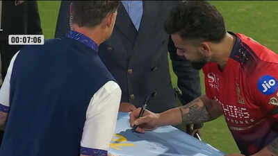 IPL: Dale Steyn gets Virat Kohli’s autograph on India jersey ahead of RCB vs SRH clash – Watch | Cricket News