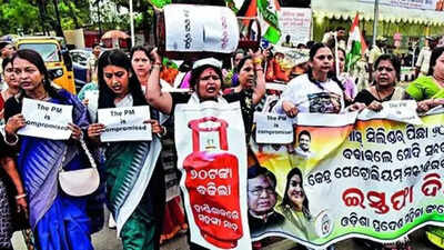 LPG price hike: Mamata calls for protests, Sidda seeks PM Modi’s ouster | India News