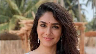 Mrunal Thakur wraps dubbing for Varun Dhawan starrer ‘Hai Jawani Toh Ishq Hona Hai’: ‘It’s a dub wrap on HJTIHH’ | Hindi Movie News