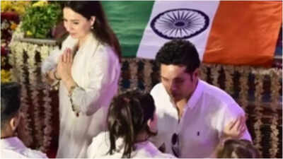 Asha Bhosle funeral: Tabu hugs a grieving Zanai as Sachin Tendulkar and Anjali Pay tributes – Watch VIDEO | Hindi Movie News