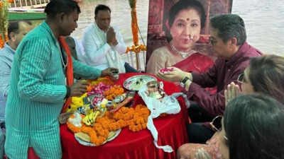 Asha Bhosle’s ashes immersed in the Ganga by her family, granddaughter Zanai Bhosle breaks down |