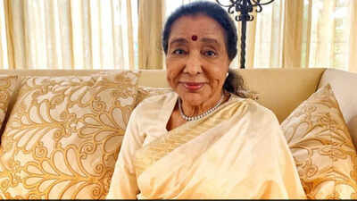 Legendary singer Asha Bhosle suffers cardiac arrest, rushed to Breach Candy hospital in Mumbai | Hindi Movie News
