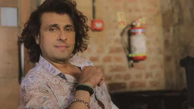 Sonu Nigam recalls helping Asha Bhosle with heel spur on 1996 US tour; Singer shared how he massaged her feet for relief | Hindi Movie News