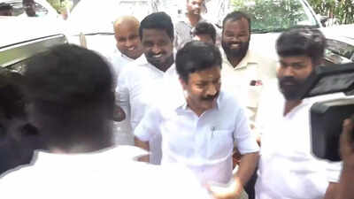 Rebel AIADMK MLAs patch up with Palaniswami days after backing Vijay in floor test | India News