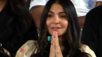Anushka Sharma wears Radha Naam Jap counter in her finger during Virat Kohli’s match; fans say “Look how she’s praying for RCB”﻿ |