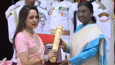 Hema Malini accepts Dharmendra’s posthumous Padma Vibhushan from President Droupadi Murmu; daughter Ahana gets teary eyed | Hindi Movie News