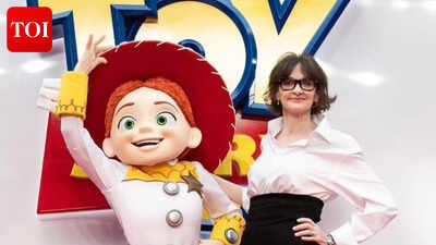 Red Carpet Appearance: Joan Cusack Makes Stunning Return to Red Carpet at ‘Toy Story 5’ Premiere After 11 Years |