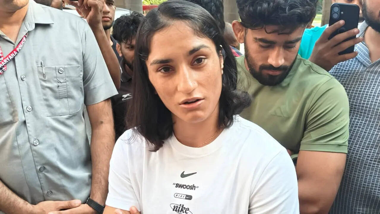 Vinesh Phogat vs WFI Live: Fresh controversy! Vinesh says she was denied entry despite ITA permission