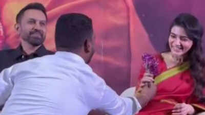 Samantha Ruth Prabhu: ‘Maa Inti Bangaram’: Fan breaks security to propose to Samantha Ruth Prabhu in front of filmmaker Raj Nidimoru – Watch | Telugu Movie News