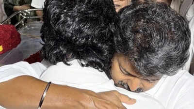 Thalapathy Vijay consoles emotional Jiiva at R. B. Choudary’s funeral: Viral video moves fans | Tamil Movie News