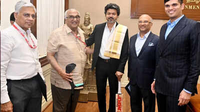 Virat Kohli Signed Bat: Thalapathy Vijay receives signed bat from Virat Kohli; photos of Tamil Nadu CM with a special gift go viral | Tamil Movie News