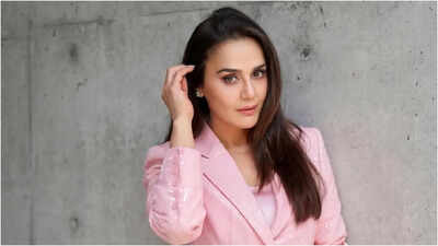 Preity Zinta moves into luxury Pali Hill flat, to pay Rs 6 lakh monthly rent |