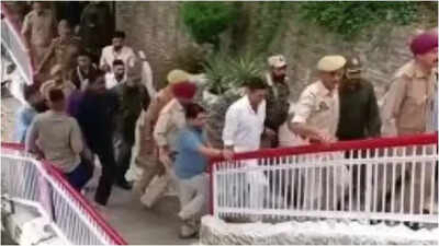 Akshay Kumar seeks blessings at Mata Vaishno Devi temple ahead of ‘Welcome To The Jungle’ release, fans rush for selfies |