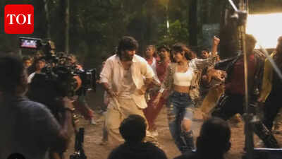 Dhanush-Sreeleela’s ‘OM’ song stills get leaked; fans can’t stop talking about the dance number | Tamil Movie News