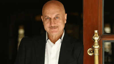 Anupam Kher shares heartwarming birthday moment as mother Dulari dances and sings ‘Tu Kahaan… Main Yahan’ | Hindi Movie News