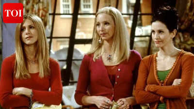 Lisa Kudrow: Jennifer Aniston and Lisa Kudrow Hint at Possible Friends Reunion Sitcom with Courteney Cox |