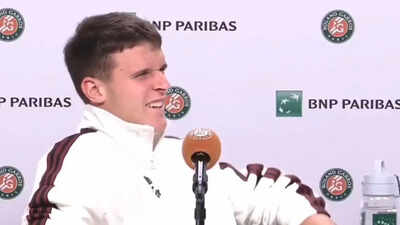 Watch: Jakub Mensik suffers painful cramp during presser after French Open 2026 quarterfinal win | Tennis News