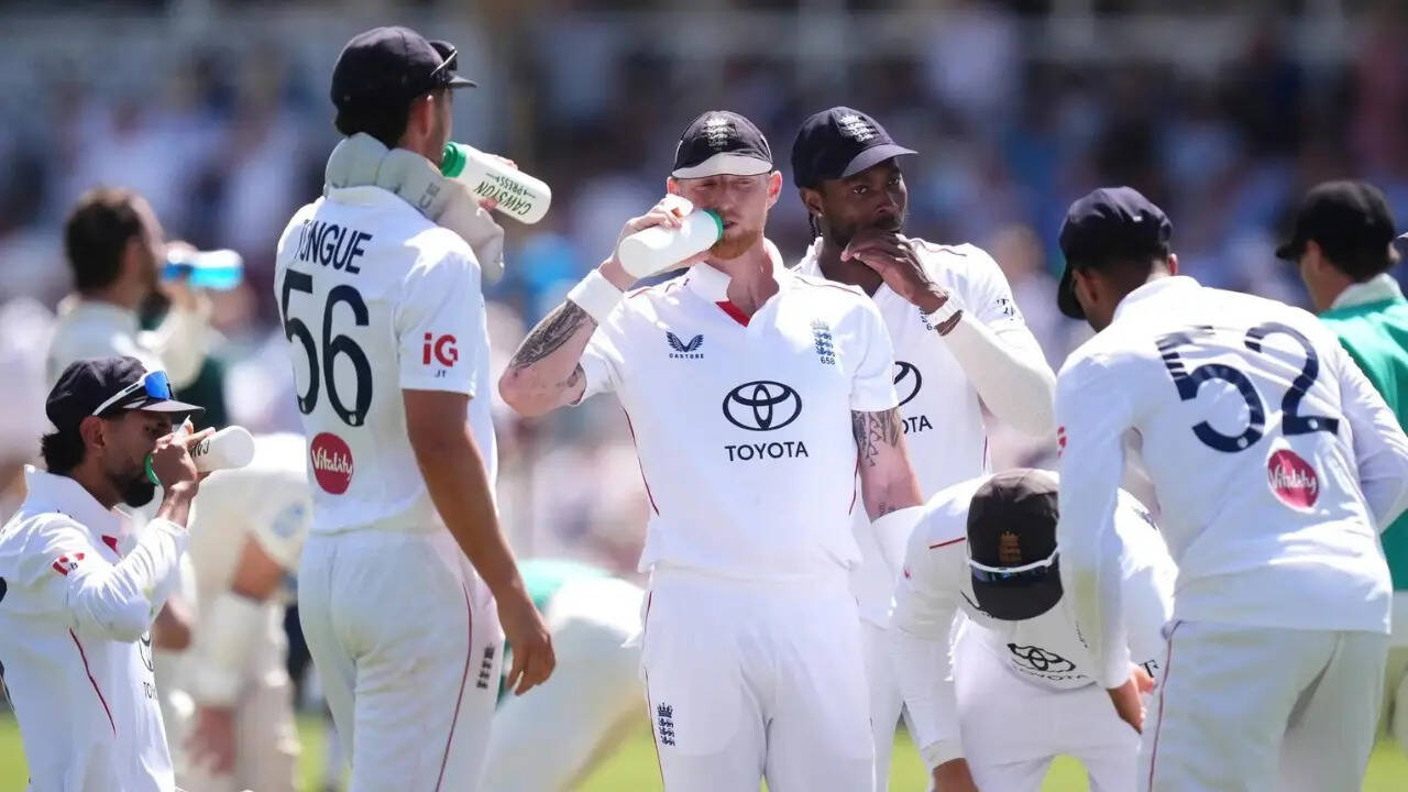 New Zealand 372/4 in 87.2 Overs