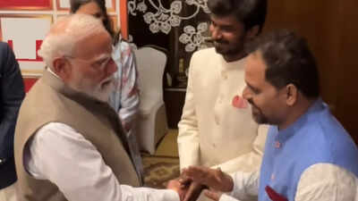 PM Modi meets ‘Panchayat’ actors Binod and Bhushan; internet reacts with ‘Ab hoga Phulera ka vikas’ |