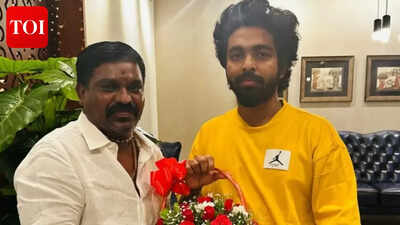Velmurugan gifts gold chain to GV Prakash engraved with the words ‘100 Films GV Sir’ to celebrate his 100-film milestone | Tamil Movie News