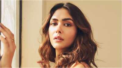Inside Mrunal Thakur’s Mumbai house: Tour the stunning ‘jodi’ flat with high-rise balcony, Kashmiri carpets and minimalist mandir | Hindi Movie News