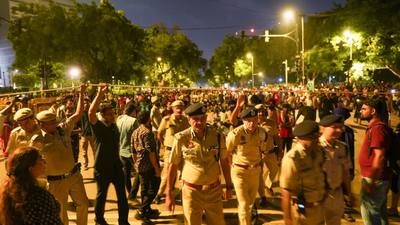 Delhi Police claims only 3,000 cops present for 10,000 protesters, file 15 FIRs | India News