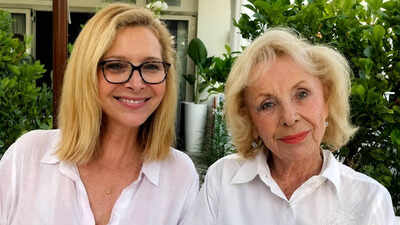 Friends star Lisa Kudrow recalls eerie moments after her mother Nedra Stern’s death, says she believes her late mom ‘texted’ her from beyond: ‘It happened three times’ | English Movie News