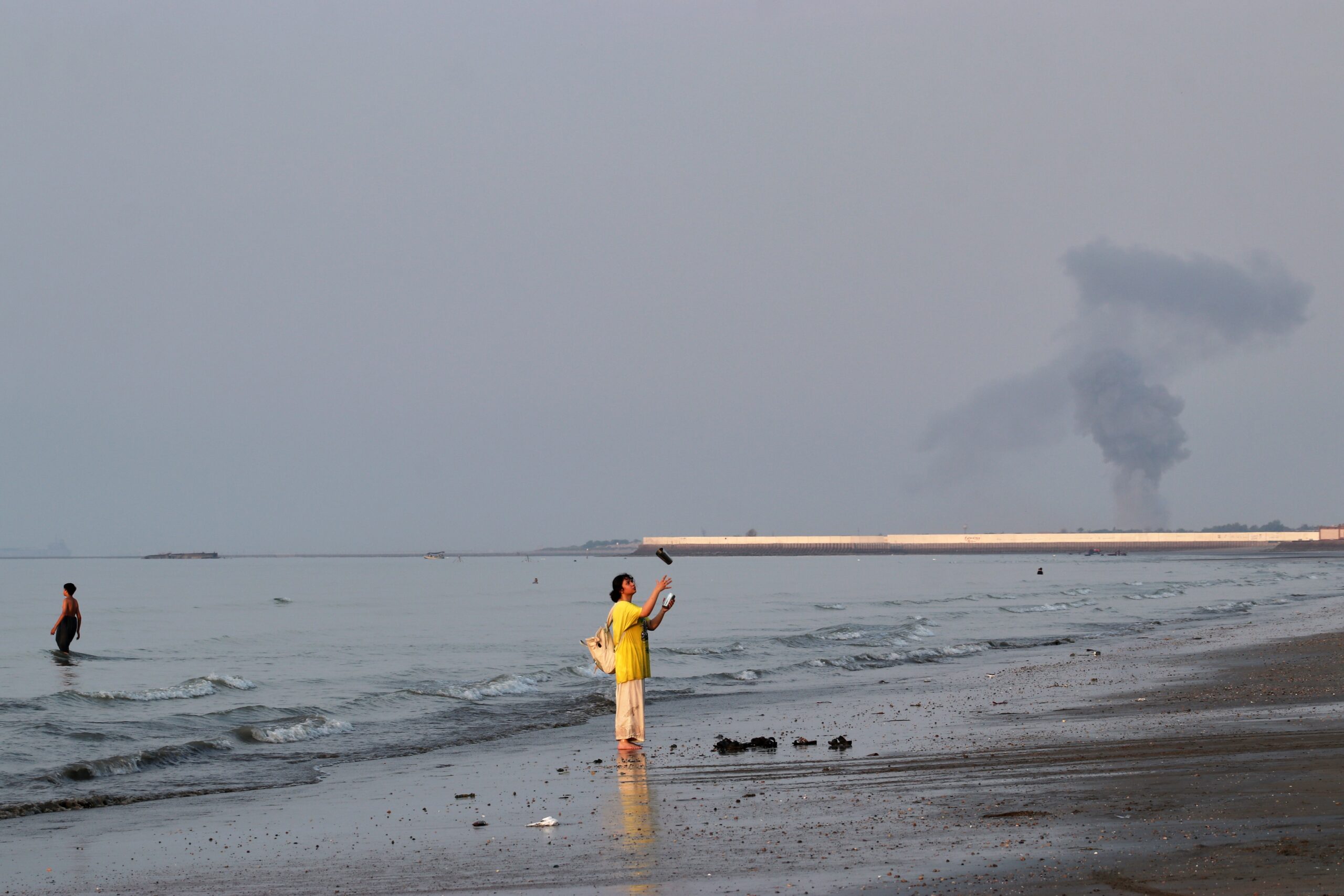 US launches new strikes on Iran
